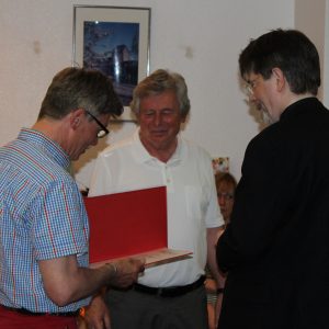 Bezirksvorsitzender Gernot Grumbach und Udo Landgrebe gartulieren Hans-Joachim Hisgen