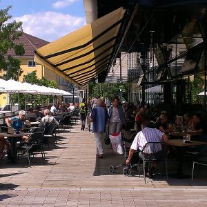 Fahrräder und Fußgänger auf der Bibliotheksbrücke