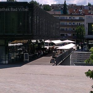 Fahrräder und Fußgänger auf der Bibliotheksbrücke