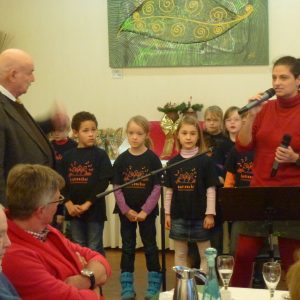Weinachtsfeier der SPD Senioren mit den Kindern des Spatzenchors der Evangelischen Christuskirche.