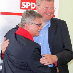Jahreshauptversammlung SPD Bad Vilbel 2015 Rainer Fich gratuliert Udo landgrebe zur Wahl zum Ehrenvorsitzenden