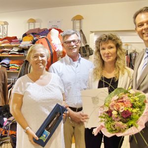 Bronzene Ehrennadel für Silke Zuschlag, Bürgermeister Stöhr, Stadtrat Landgrebe und die Stadtverordnete Yönter gratulieren.