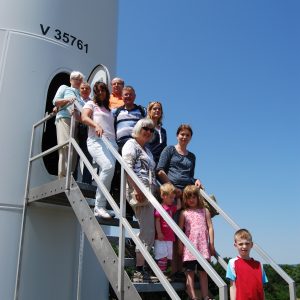 Die Besuchergruppe vor dem Eingang eines der beiden neueren Anlagen in Kloppenheim