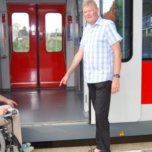 Hajo Prassel und Rainer Fich, die am neuen Bahnsteig am Nordbahnhof dokumentieren, dass ein Einstieg für mobilitätseingeschränkte Personen unmöglich ist.