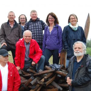 Bild eines Teils der Wanderer am Vogelnest am Radweg R4 zwischen Gronau und Dortelweil (zweite Reihe von links: 1. Joachim Arnold, 2. Gerd Rinck 3. Rainer Fich, 4. Susanne Kassold).
