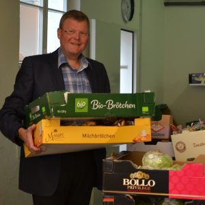 Rainer Fich bei der Bad Vilbeler Tafel beim Helfen