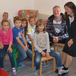 Kinder der ersten AWO-Ferienspiele im Heilsberger Königshaus mit Rainer Fich und der Leiterin Dörte Lang (rechts) und der Bediensteten im Bundesfreiwilligendienst Kassandra Bauer (hinten links).