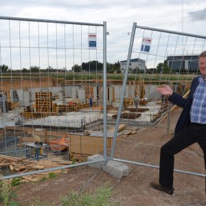 Rainer Fich (SPD) auf der Baustelle in der Röntgenstraße Bad Vilbel