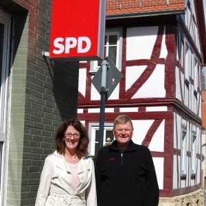 Susanne Kassold und Rainer Fich vor der Geschäftsstelle der SPD Karben in der Bahnhofstraße 5 und zeigt die beiden SPD-Kandidaten nach der Zusammenkunft am Sonntag, 6.9.15
