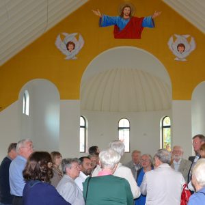 SPD-Besuchergruppe im inneren der Kirche (in Altarrichtung) beim Besuch von Kirche und Gemeindehaus der syrisch-orthodoxen Gemeinde