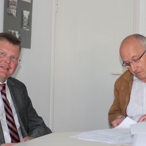 Rainer Fich mit Gemeindewahlleiter Walter Lassek bei der Abgabe der Kandidatenunterlagen für die Bürgermeisterwahl am 6. März 2016