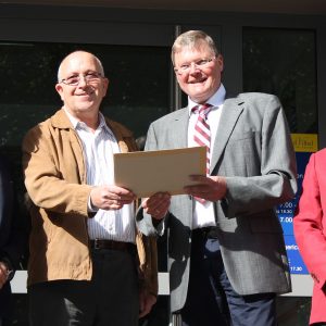 Udo Landgrebe, Gemeindewahlleiter Walter Lassek, Rainer Fich und Uli Callies vor der Abgabe der Kandidatenunterlagen für die Bürgermeisterwahl am 6. März 2016