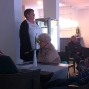 Frau Bienecker vom AGO Seniorenzentrum stellt sich den Fragen der Besucher