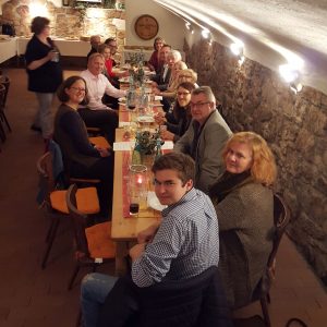 Politik trifft Wein, gesellige Runde im Weinhaus Hamm in Bad Vilbel-Gronau