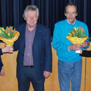 Katrin Rudert und Jana Schetter sagen mit Blumen Danke an Hans-Joachim Hisgen und Harald Bischof,