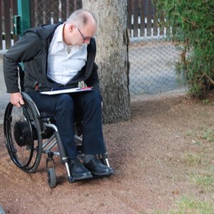Tiefgründiger Kies als Hindernis für Rollstuhlfahrer
