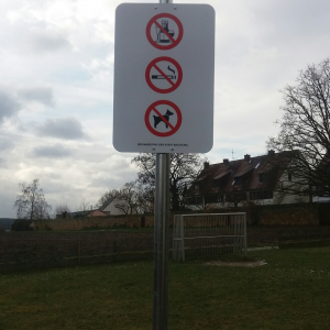 Neues Rauch- und Alkoholverborsschild auf einem Spielplatz