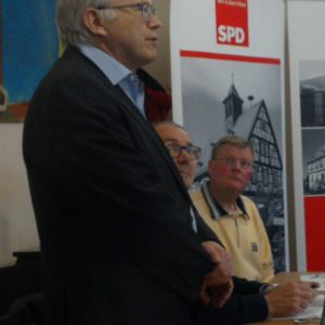 Hans-Georg Brum bei seinem Vortrag, Horst Seißinger und Rainer Fich hören gespannt zu