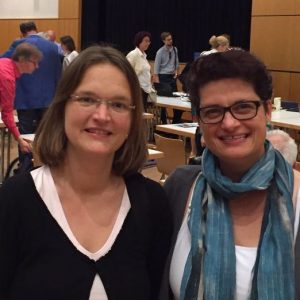 Geschafft. Tanja Tahmassebi-Hack, links im Bild,hat die erste Stadtverordnetenversammlung hinter sich, Maria Skorupski wünscht ihr alles Gute.