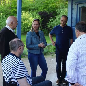 Sozialdezernentin Stephanie Becker-Bösch im Gespräch bei den Naturfreunden Bad Vilbel im Hexenloch